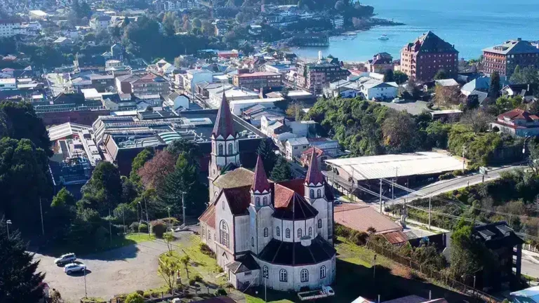 vista de la parte trasera de la iglesia de los sagrados corazones desde arriba, y se ve la ciudad y el lago